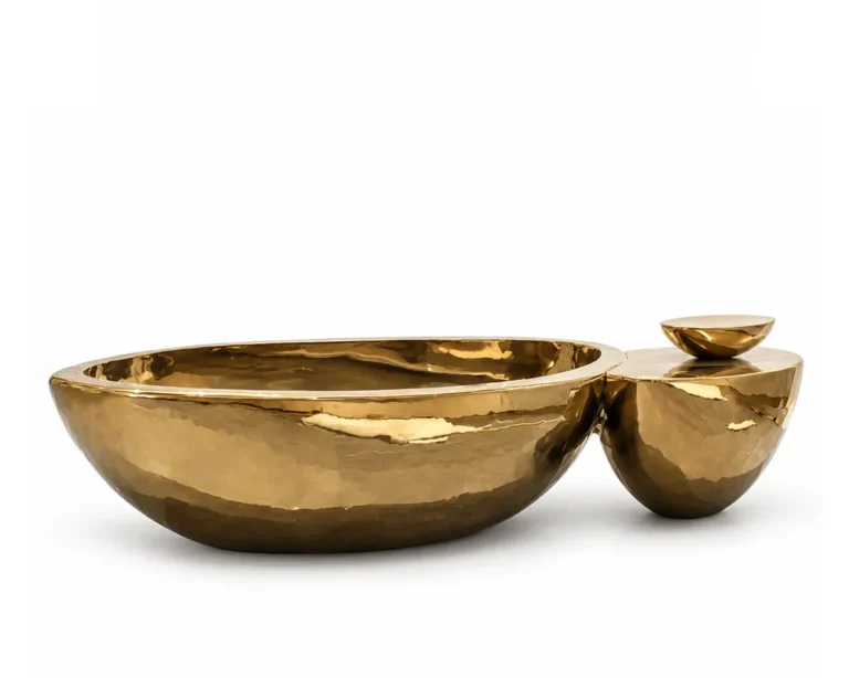 Mirrored_gold-colored_metal_bar