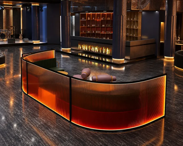 curved_glass_partition_for_bar