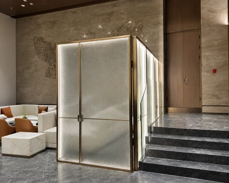 illuminated_glass_partition_for_hotel_lobby